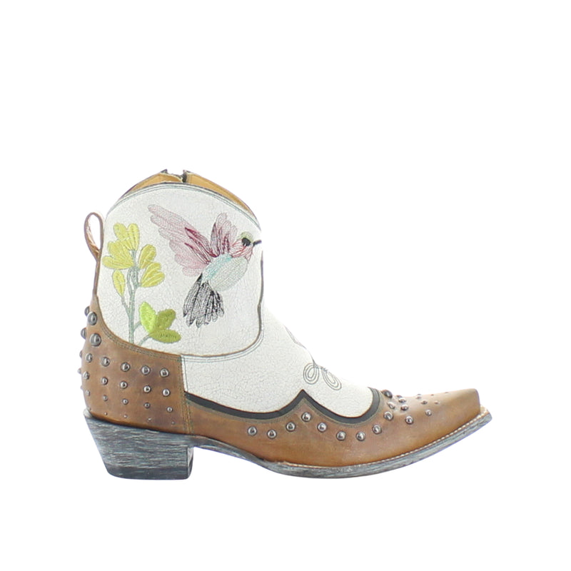 Botin in crackled taupe and nut with studs and embroiery of flowers and hummingbird.